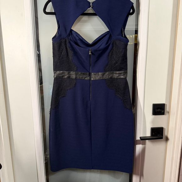 GUESS Sheath Dress Navy Black Lace Faux Leather Waist Size 14 Lined - Picture 5 of 8